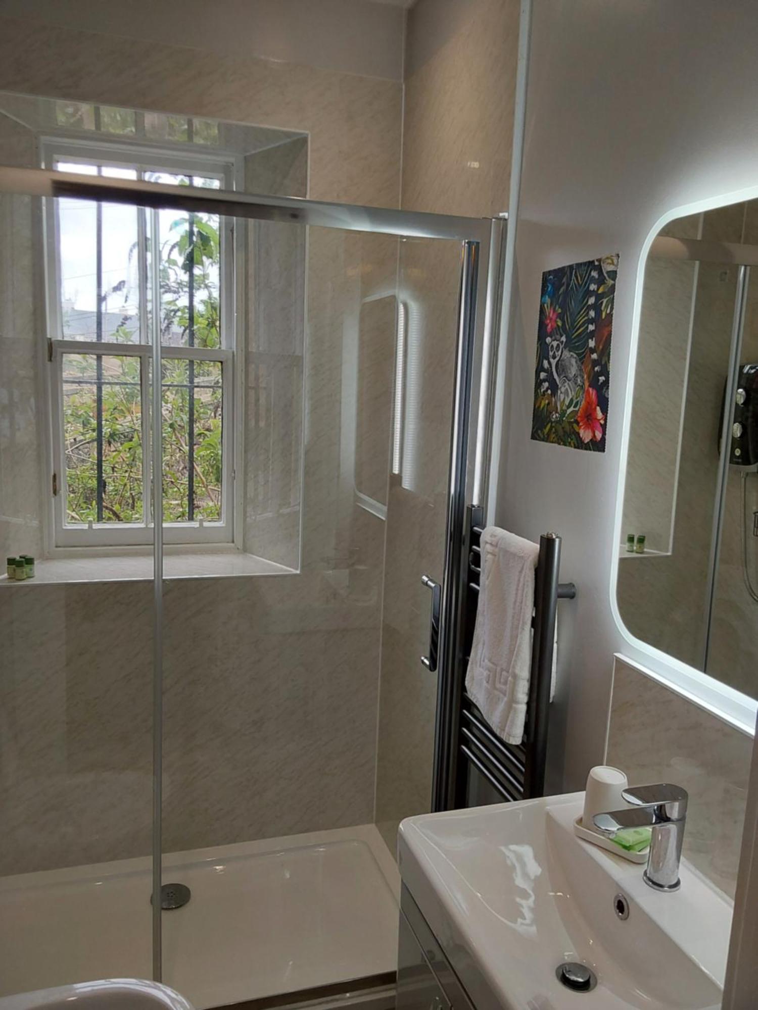 East Claremont Guest House เอดินบะระ ภายนอก รูปภาพ