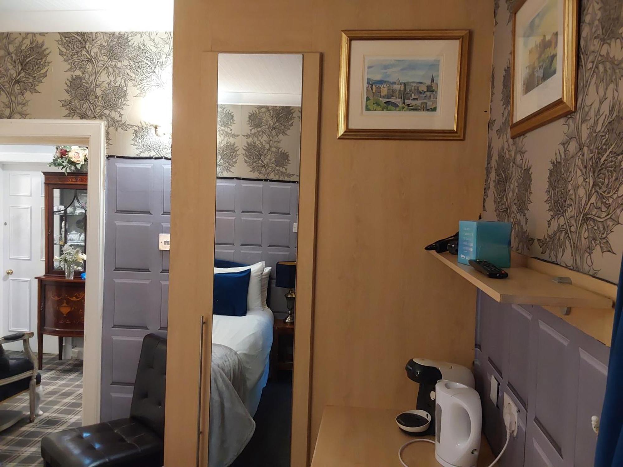 East Claremont Guest House เอดินบะระ ภายนอก รูปภาพ